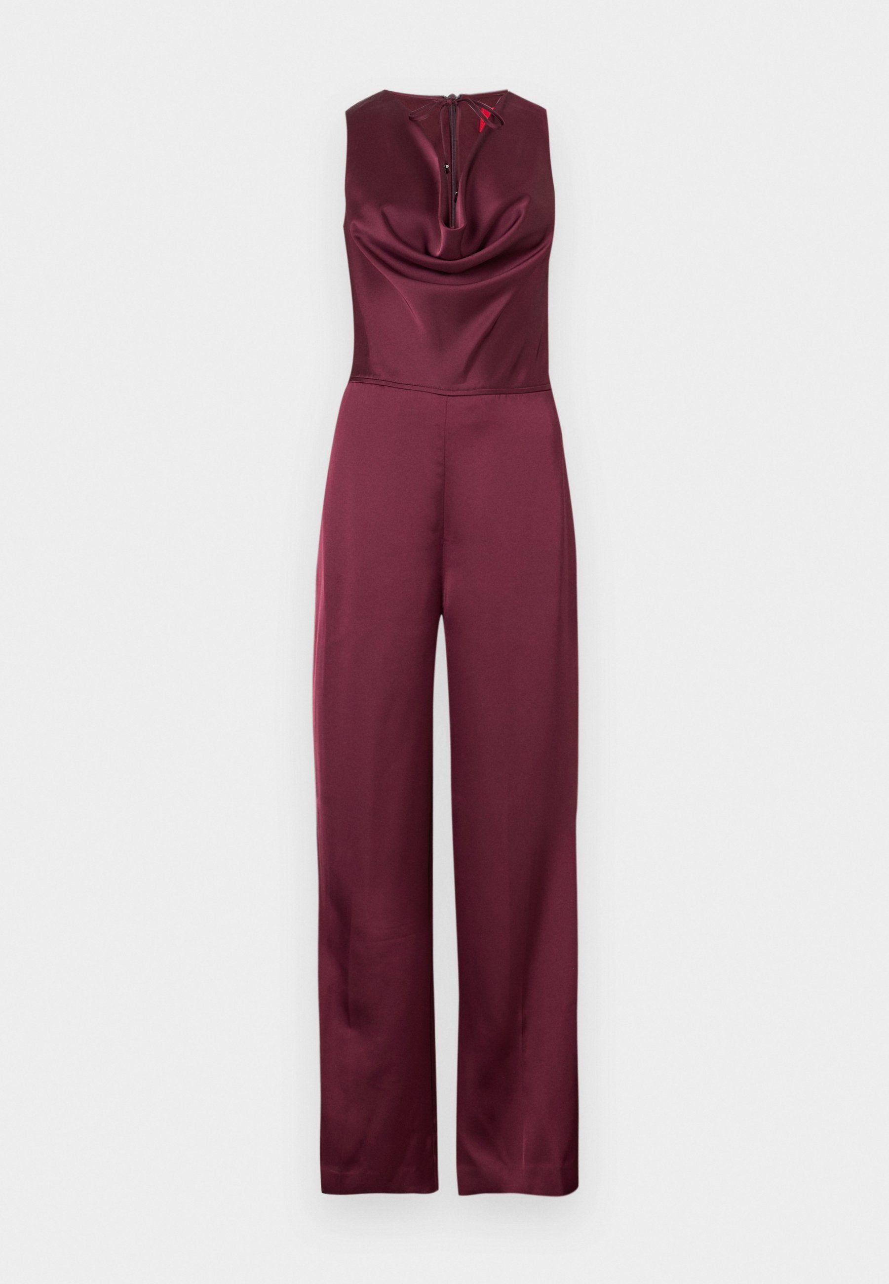 Bordeauxfarbener Jumpsuit mit einem Schlauchkragen, weitem Bein und einer Schlüssellochöffnung im Rücken, die mit einem Band gesichert ist. Hergestellt aus glattem, glänzendem Stoff.