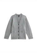 Grau woller Cardigan mit V-Ausschnitt, langen Ärmeln, Knopfverschluss und zwei vorderen Taschen sowie ribbed Ärmelbündchen und Saum.