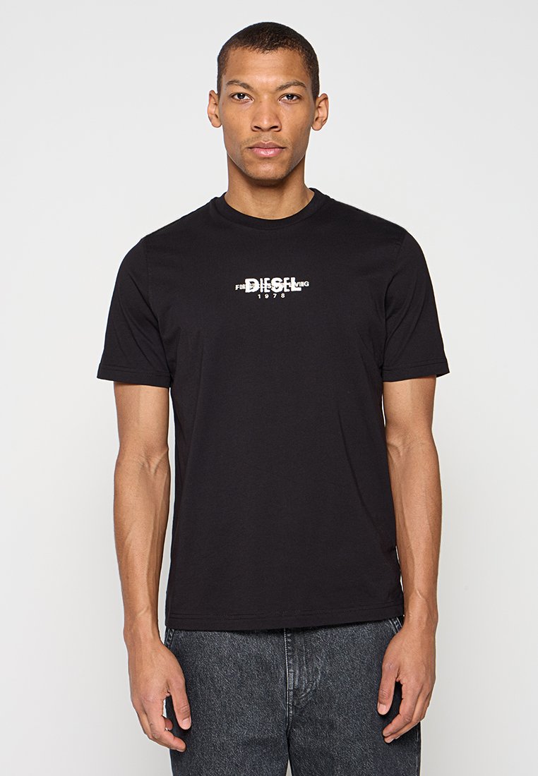 Schwarzes Baumwoll-T-Shirt mit Rundhalsausschnitt und kurzen Ärmeln, mit einem weißen Logodruck mittig auf der Brust. Einfaches und minimalistisches Design.