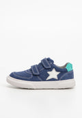 Marineblaue Wildleder-Sneaker mit zwei Klettverschlüssen, weißem Stern-Akzent an der Seite und einem kontrastierenden türkisfarbenen Akzent an der Ferse. Gummisohle.