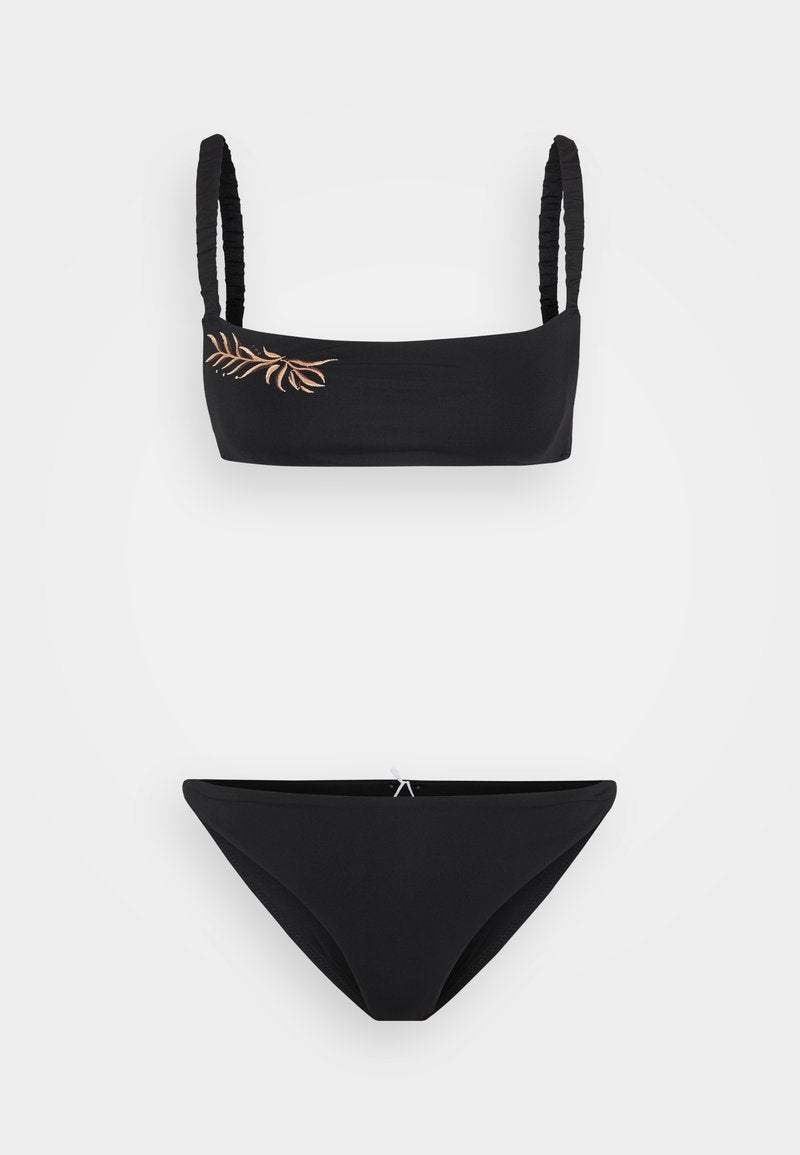 Schwarzes Bikini-Set mit einem Bandeau-Oberteil mit elastischen Trägern und Blattstickerei, kombiniert mit passenden klassisch geschnittenen Unterteilen. Glatte Textur.