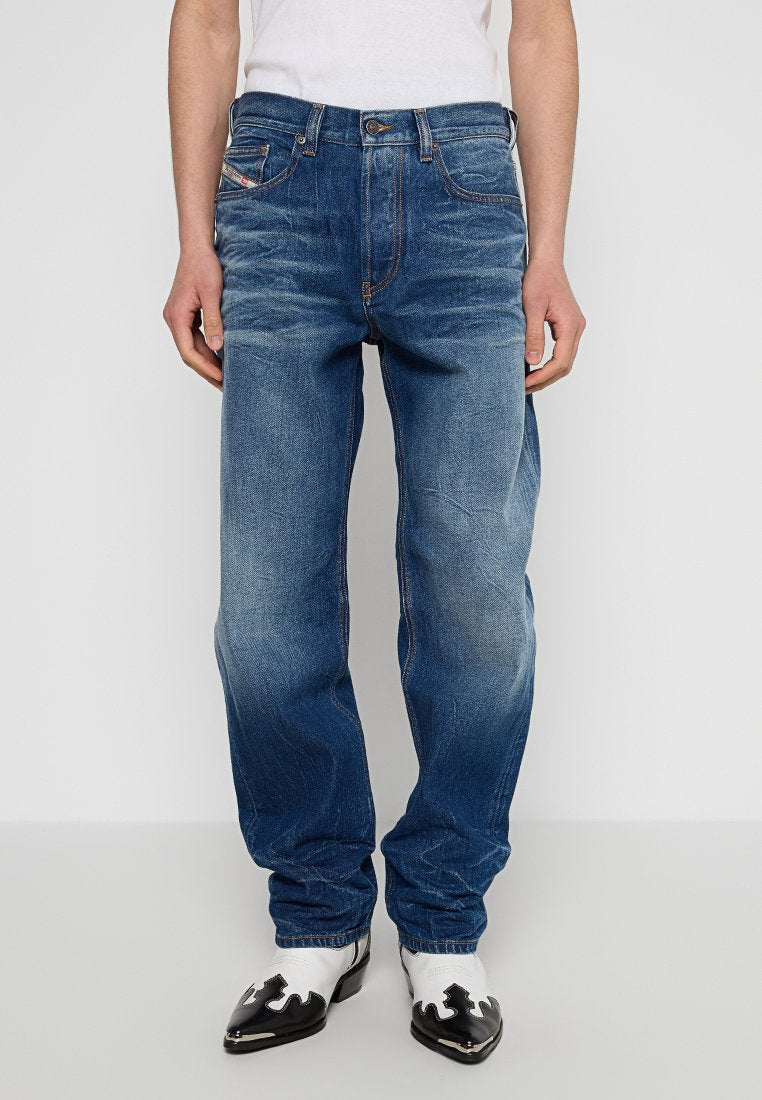 Blaue Jeans aus Denim mit einem ausgewaschenen Finish, geradem Bein, Fünf-Taschen-Design, Knopfverschluss aus Metall und kontrastierenden Nähten.
