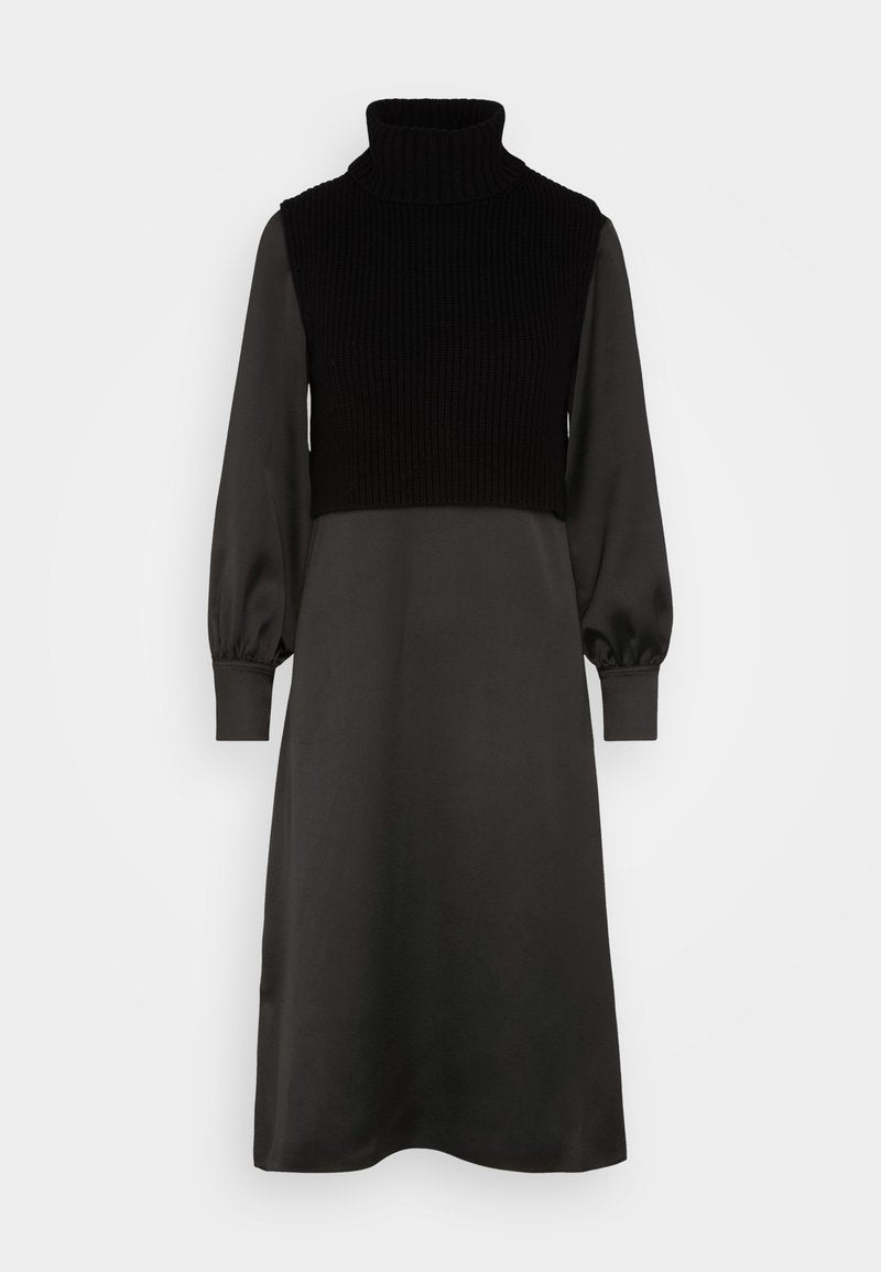 Schwarzes Kleid mit einem gerippten Rollkragenoberteil und einem fließenden Satinxrock, ausgestattet mit langen Puffärmeln und einem knie-langen Schnitt.