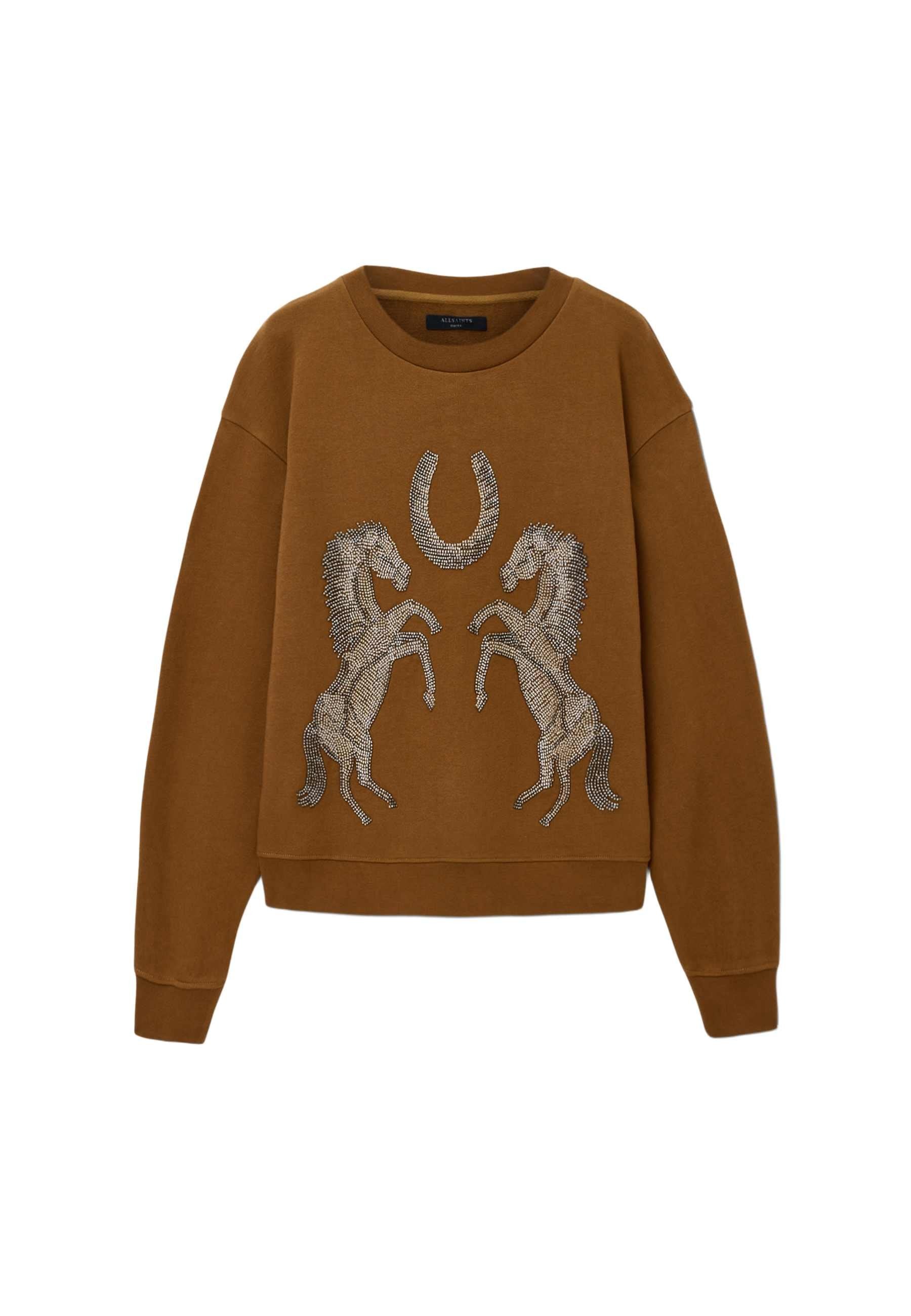 Das braune Sweatshirt verfügt über einen gerundeten Ausschnitt und überschnittene Schultern, mit einem Design aus zwei silbernen Pferden und einem Hufeisen auf der Vorderseite.