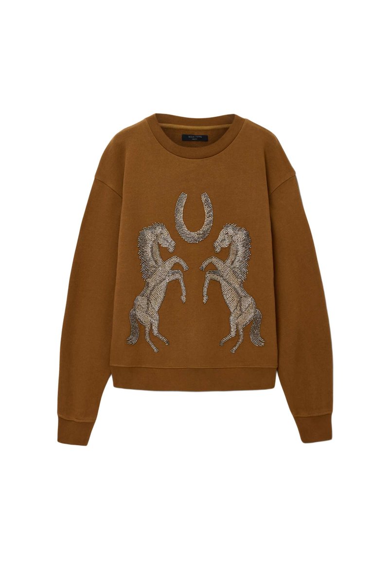 Das braune Sweatshirt verfügt über einen gerundeten Ausschnitt und überschnittene Schultern, mit einem Design aus zwei silbernen Pferden und einem Hufeisen auf der Vorderseite.