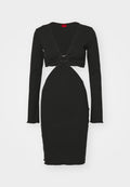 Schwarzes Langarmkleid mit tiefem V-Ausschnitt, das eine Drehung an der Taille und eine runde Hardware-Akzentuierung aufweist. Glattes Strickgewebe.