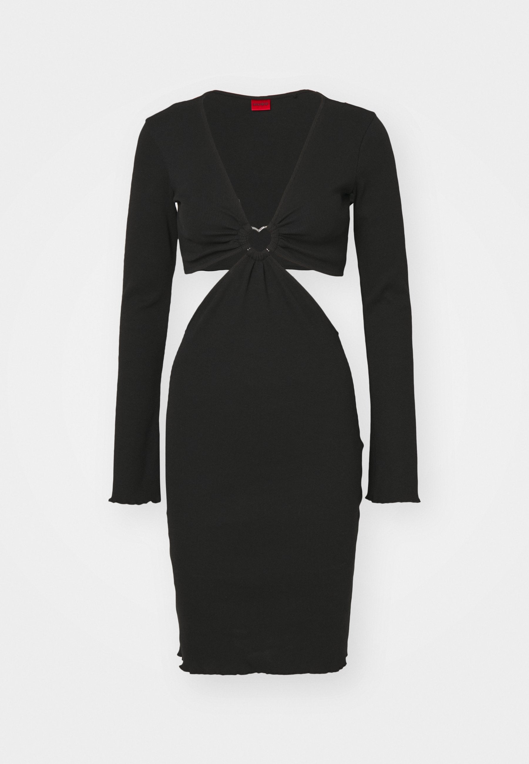 Schwarzes Langarmkleid mit tiefem V-Ausschnitt, das eine Drehung an der Taille und eine runde Hardware-Akzentuierung aufweist. Glattes Strickgewebe.