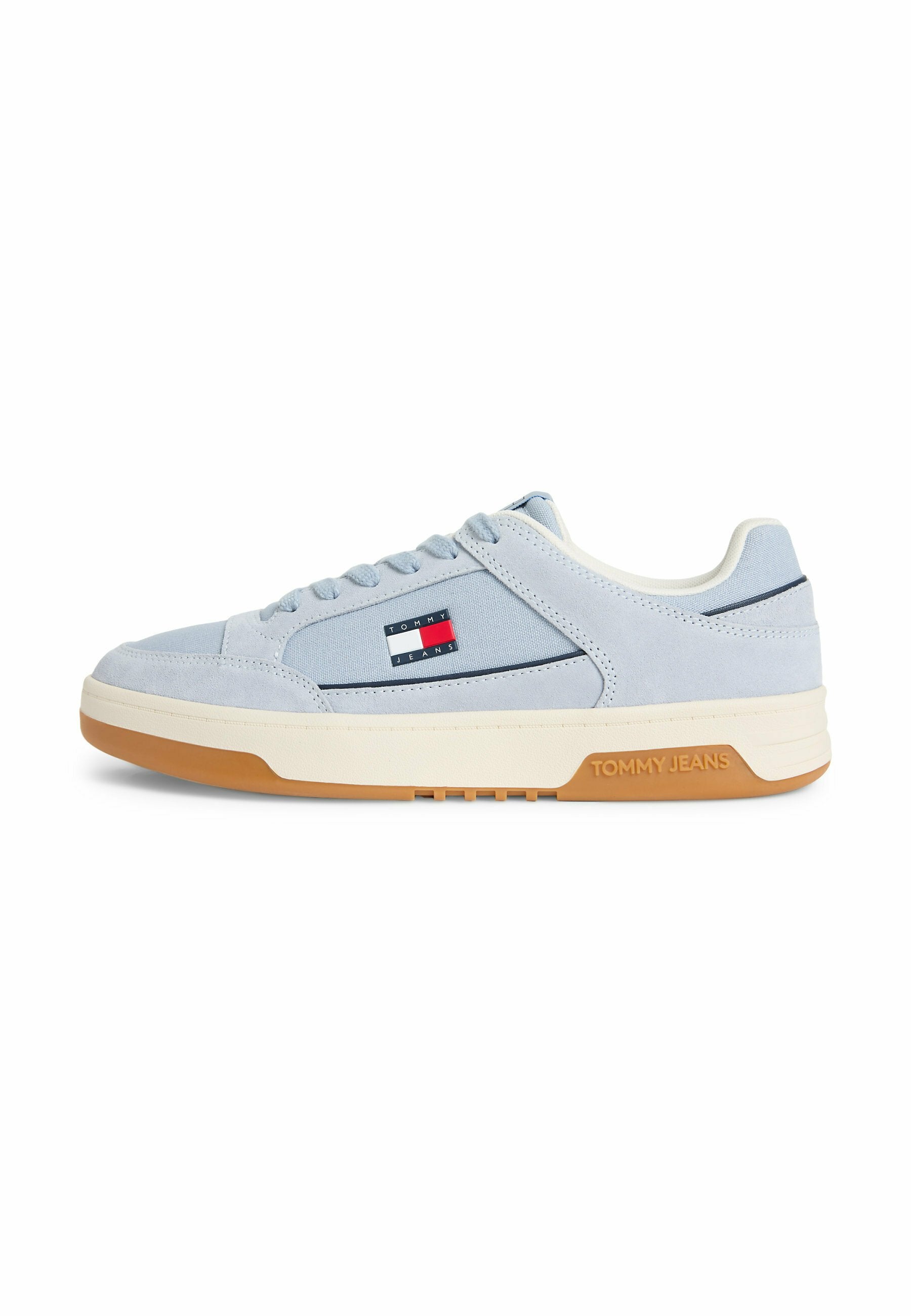 Hellblauer Sneaker mit niedrigem Schaft, Gummisohle, cremefarbener Zwischensohle, Schnürdesign und Tommy Jeans Logo an der Seite und auf der Sohle.