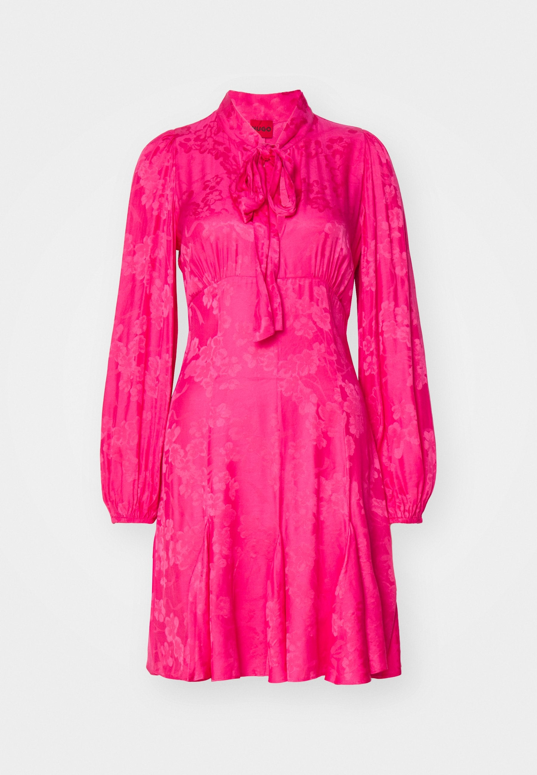Rosa Blumenkleid mit langen Ärmeln, hohem Kragen und einer Schleifendetail am Hals. Hergestellt aus glänzendem Stoff mit einem ausgestellten Rock.