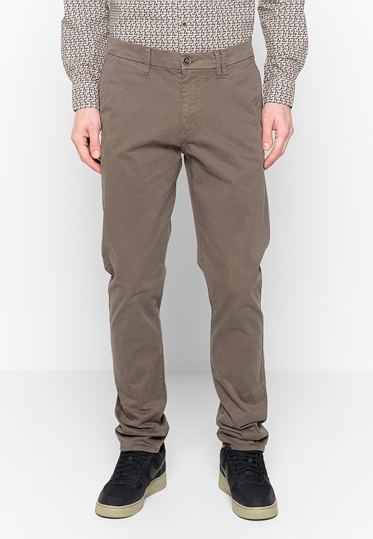 NO EXCESS Chino Media 1