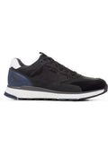 Herrensneaker aus einer Kombination von schwarzem Wildleder und strukturiertem Stoff, mit einem weißen und marineblauen Fersenelement sowie einer robusten Gummisohle.