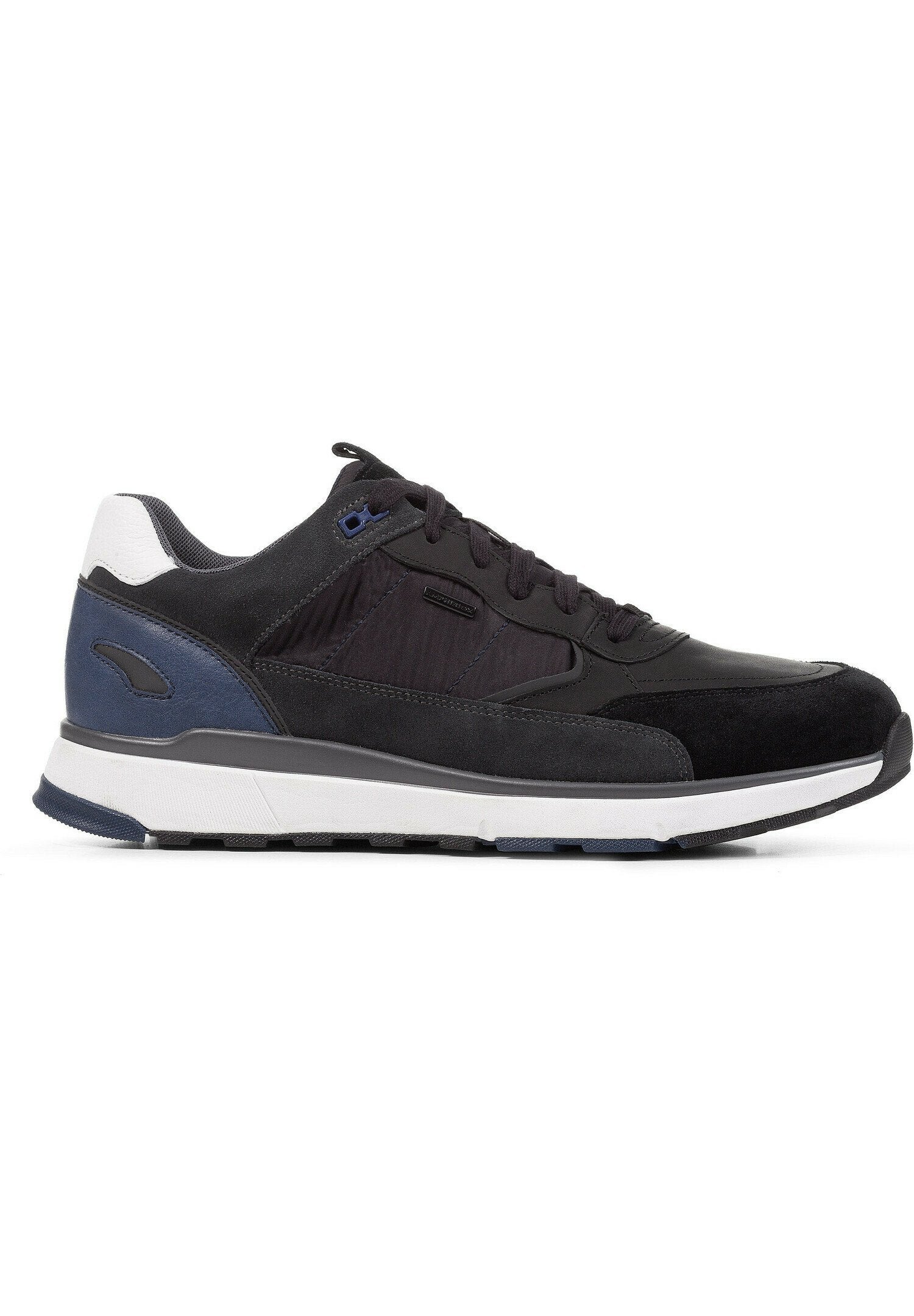 Herrensneaker aus einer Kombination von schwarzem Wildleder und strukturiertem Stoff, mit einem weißen und marineblauen Fersenelement sowie einer robusten Gummisohle.