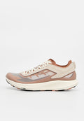 Hellbrauner und beiger Sportschuh mit Mesh- und Wildleder-Obermaterial, weißen Schnürsenkeln, gepolsterter Sohle und „Contagrip“-Profil auf der Außensohle.