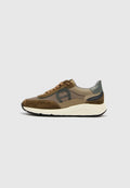Brauner und beigefarbener Sneaker aus Wildleder und Mesh, mit einer klobigen weißen Mittelsohle, strukturierten Akzenten und einem dezenten Logoschriftzug.