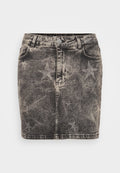 Schwarzer Denim-Minirock mit verblasstem Sternmuster. Mit hoher Taille, fünf Taschen und kontrastierenden Nähten. Klassischer Knopfverschluss.