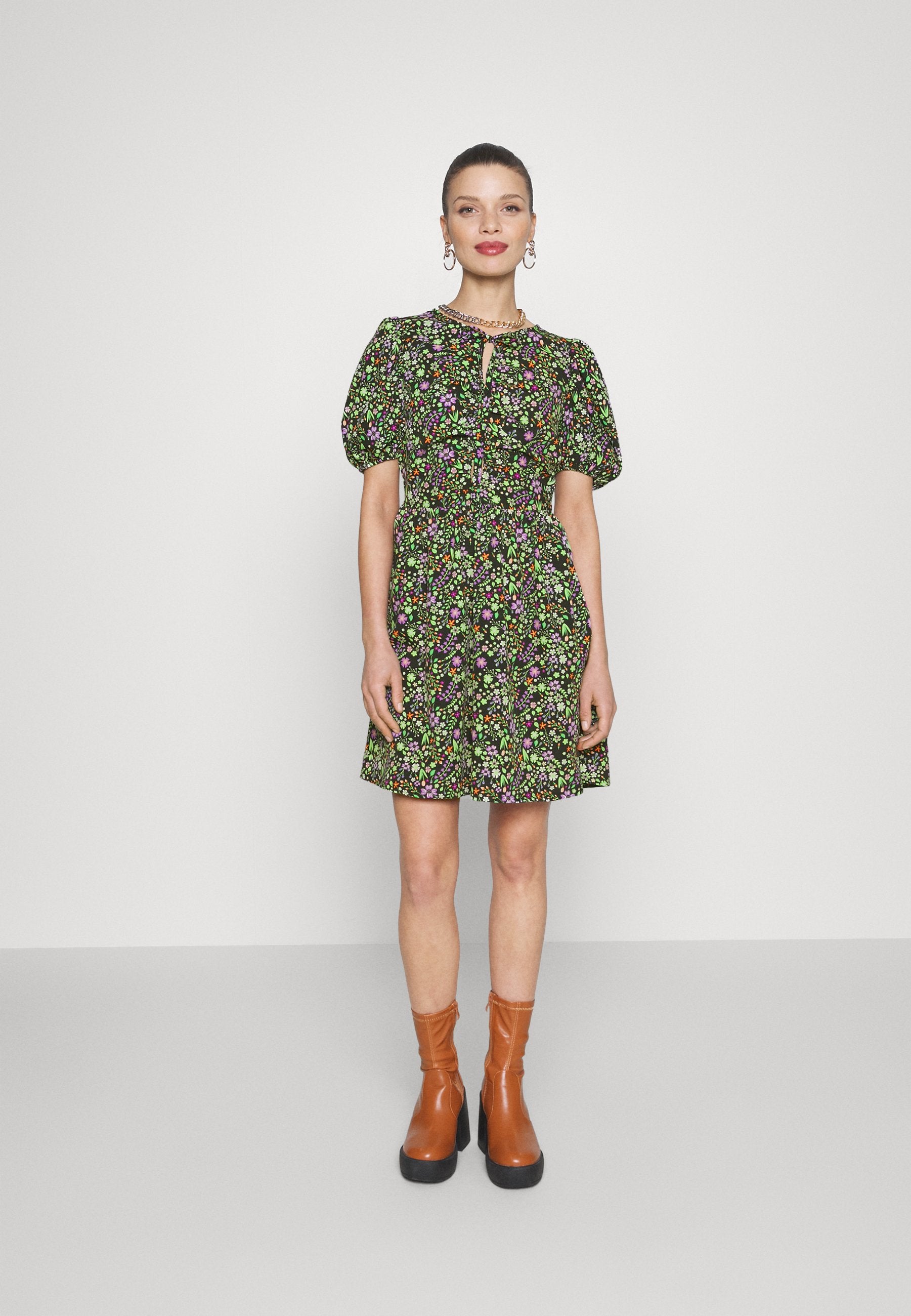 Noisy May Petite NMDEVON  CUT OUT SHORT DRESS PETITE