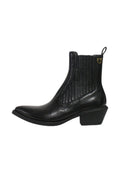 Schwarze Knöchelstiefel mit spitzer Zehe, strukturierten Seitenpaneelen und einem niedrigen Blockabsatz. Mit einem metallic Akzent an der hinteren Schlaufe.