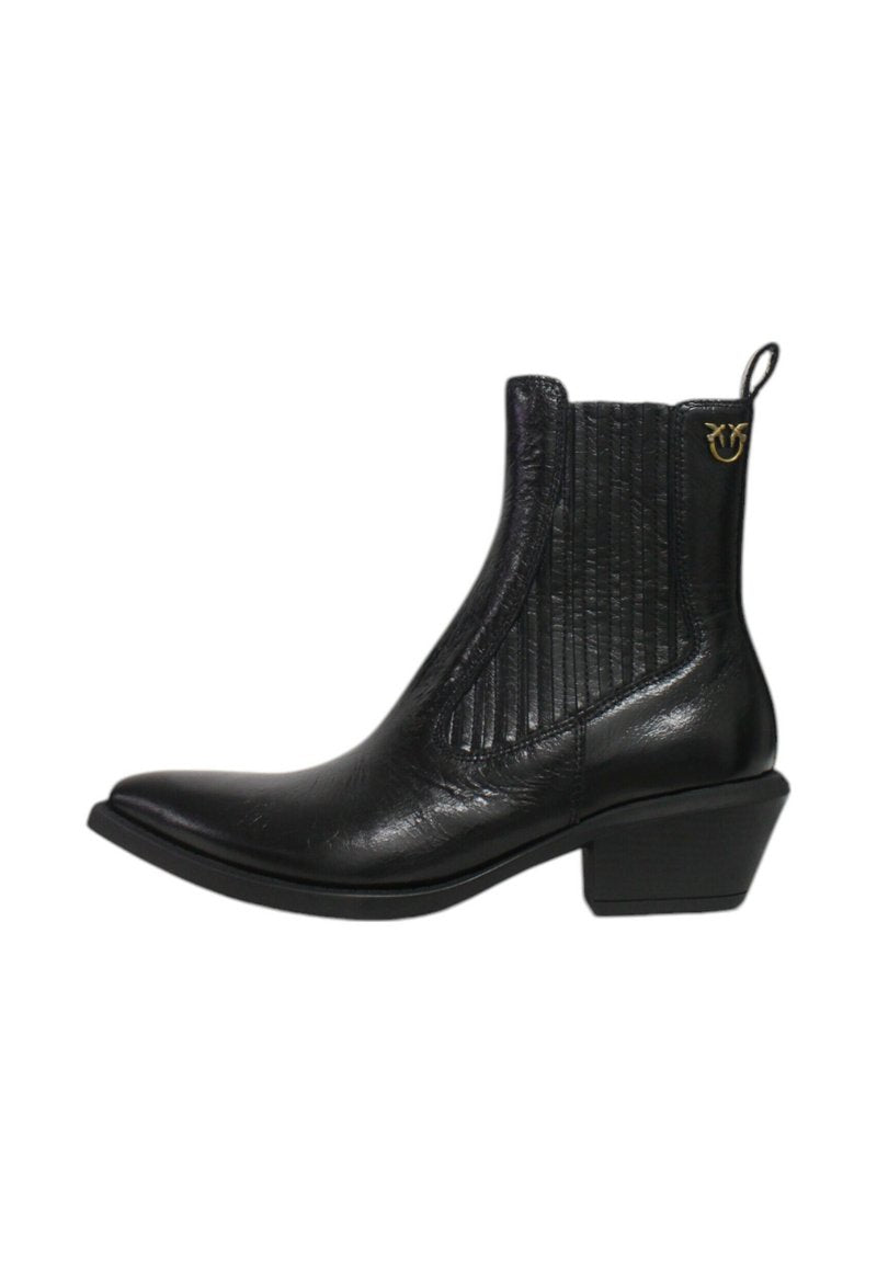 Schwarze Knöchelstiefel mit spitzer Zehe, strukturierten Seitenpaneelen und einem niedrigen Blockabsatz. Mit einem metallic Akzent an der hinteren Schlaufe.