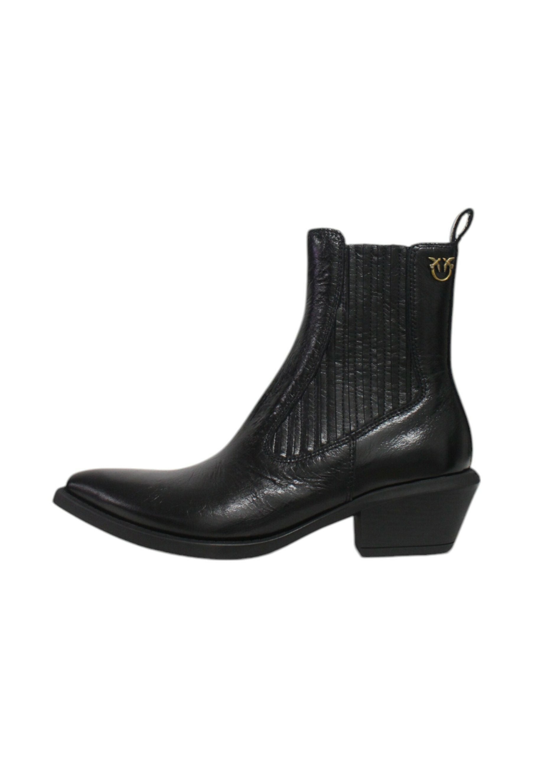 Schwarze Knöchelstiefel mit spitzer Zehe, strukturierten Seitenpaneelen und einem niedrigen Blockabsatz. Mit einem metallic Akzent an der hinteren Schlaufe.