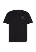 Schwarzes Baumwoll-T-Shirt mit kurzen Ärmeln, versehen mit einem kleinen mehrfarbigen Logo auf der linken Brustseite. Einfaches Design und lässige Passform.