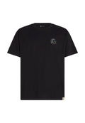 Schwarzes Baumwoll-T-Shirt mit kurzen Ärmeln, versehen mit einem kleinen mehrfarbigen Logo auf der linken Brustseite. Einfaches Design und lässige Passform.