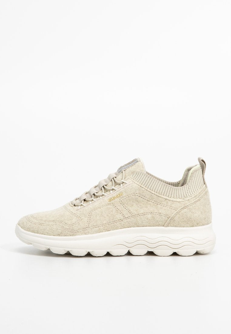 Hellebeige Sneaker aus filzartigem Material mit strukturierter Oberfläche. Verfügt über eine gepolsterte Sohle und elastische Knöchelunterstützung für zusätzlichen Komfort.