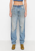 Hellblaue Jeans aus Denim mit lockerem Schnitt, verblasster Vorderseite, dunklen Seitenpaneelen, Fünf-Taschen-Design und einem Knopfverschluss an der Taille.