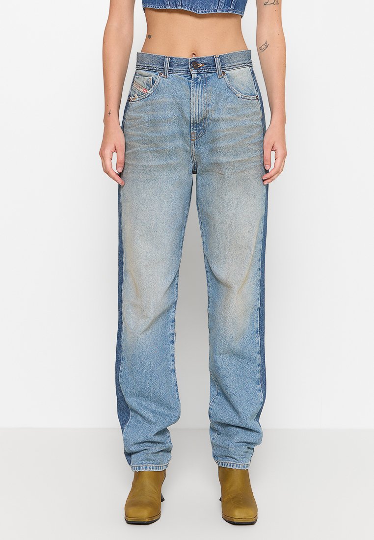 Hellblaue Jeans aus Denim mit lockerem Schnitt, verblasster Vorderseite, dunklen Seitenpaneelen, Fünf-Taschen-Design und einem Knopfverschluss an der Taille.