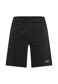 Schwarze Baumwollshorts mit elastischem Bund, zwei Seitentaschen und kleinem rotem Logo auf der unteren rechten Seite. Glatte Textur und gerader Schnitt.