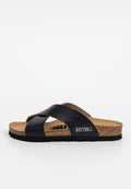 Schwarze Sandalen aus Kunstleder mit überkreuzten Riemen, Korkfußbett und schwarzer Gummisohle. Mit "BAYTON"-Logo an der Seite.