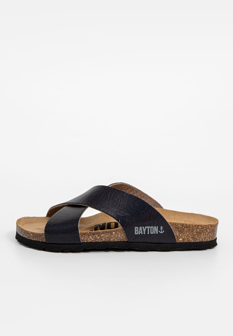 Schwarze Sandalen aus Kunstleder mit überkreuzten Riemen, Korkfußbett und schwarzer Gummisohle. Mit "BAYTON"-Logo an der Seite.