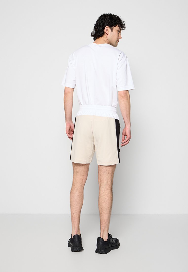 EA7 Emporio Armani Shorts Media 3