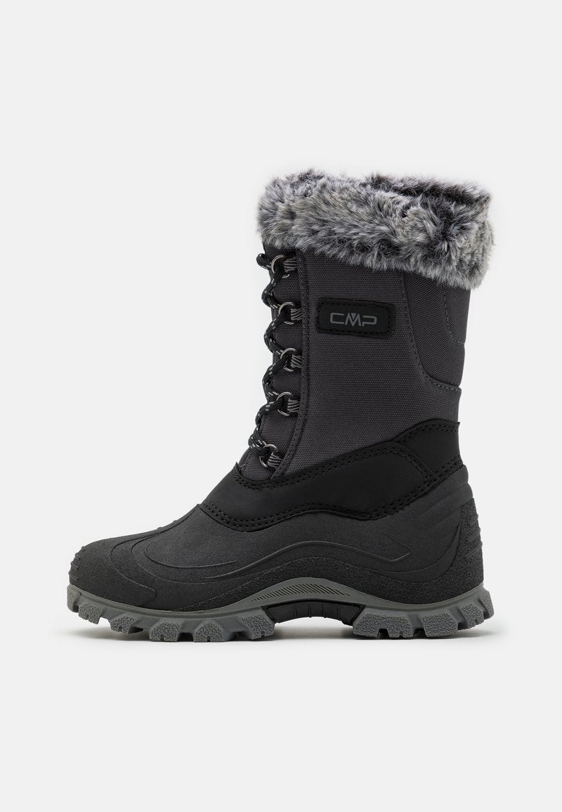 Schwarze knöchellange Winterstiefel mit Kunstfellbesatz, strukturiertem Material, Schnürsenkeldesign und einer robusten Gummisohle für besseren Halt.