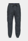 Cargo-Hosen aus dunkelgrauem Stoff, mit elastischem Bund und Kordelzug, seitlichen Taschen und Cargo-Taschen an beiden Beinen.