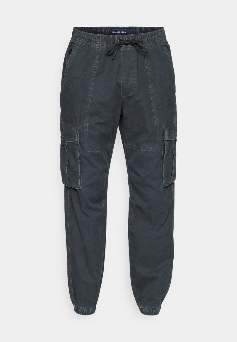 Cargo-Hosen aus dunkelgrauem Stoff, mit elastischem Bund und Kordelzug, seitlichen Taschen und Cargo-Taschen an beiden Beinen.