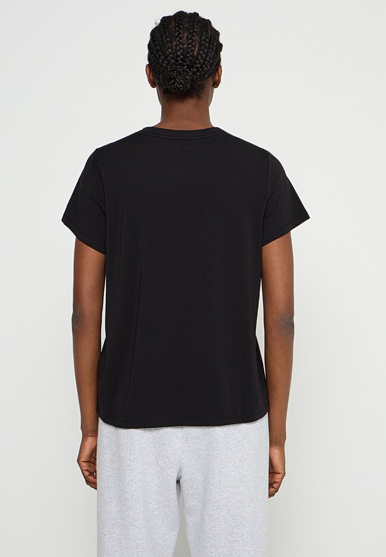 DKNY Sport