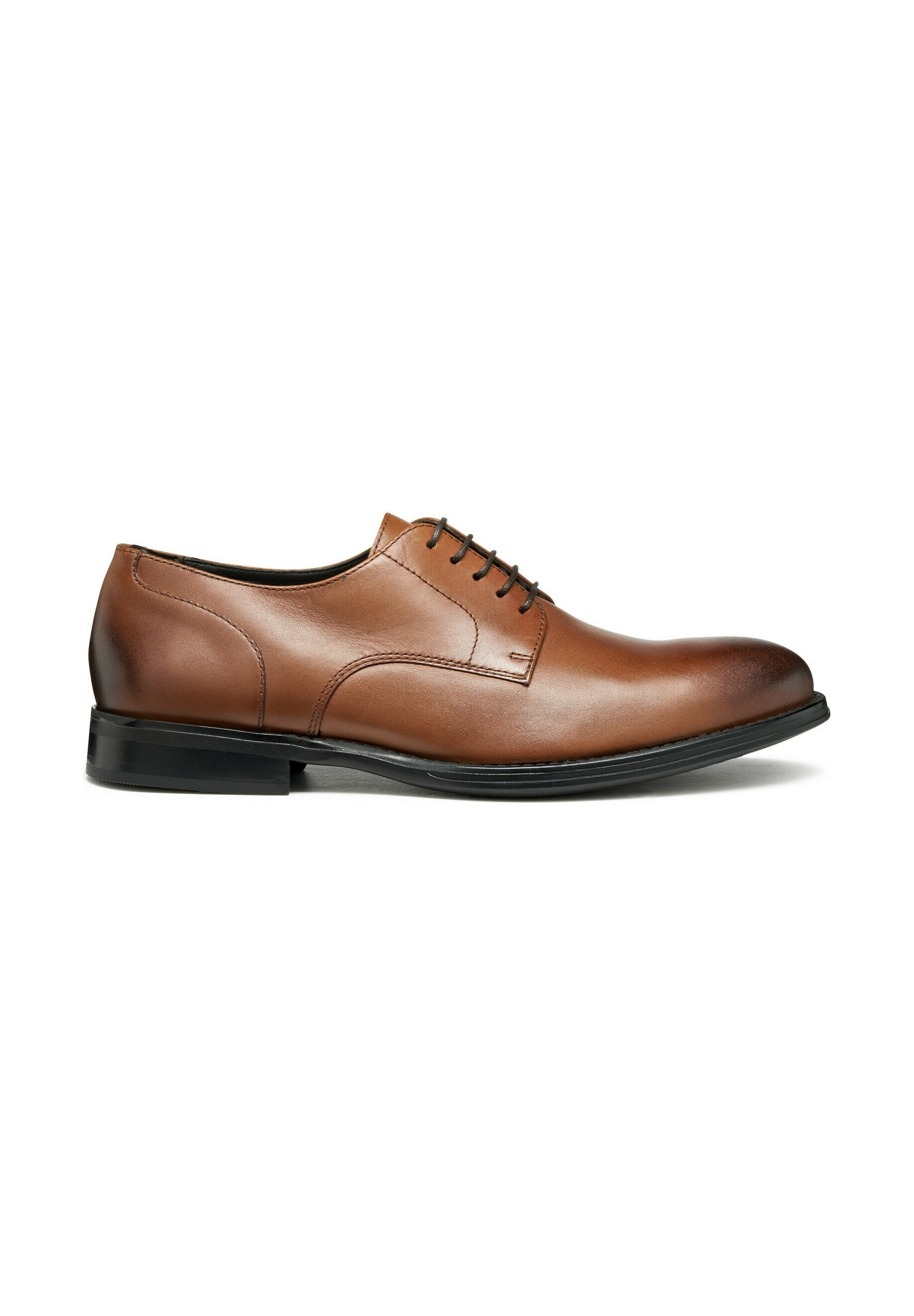 Braune Leder-Oxfordschuhe mit runder Spitze, glatter Oberfläche, dezenten Steppnähten und einer schwarzen Gummisohle. Verfügt über ein Schnürdesign.