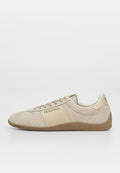 Beiger Sneaker mit niedriger Schnittform, perforierter Zehenpartie, Velours- und Lederpaneelen, brauner Sohle und grünem "PS Paul Smith" Logo an der Seite.