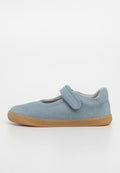 Hellblaue Wildlederschuhe mit einem Klettverschluss, runder Spitze, grauem Textilfutter und einer flexiblen braunen Gummisohle.