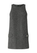 Graues ärmelloses Kleid mit strukturiertem Gewebe, ausgestattet mit zwei Vordertaschen und dreieckigen Metallakzenten an den Taschenklappen. Reißverschluss auf der Rückseite.