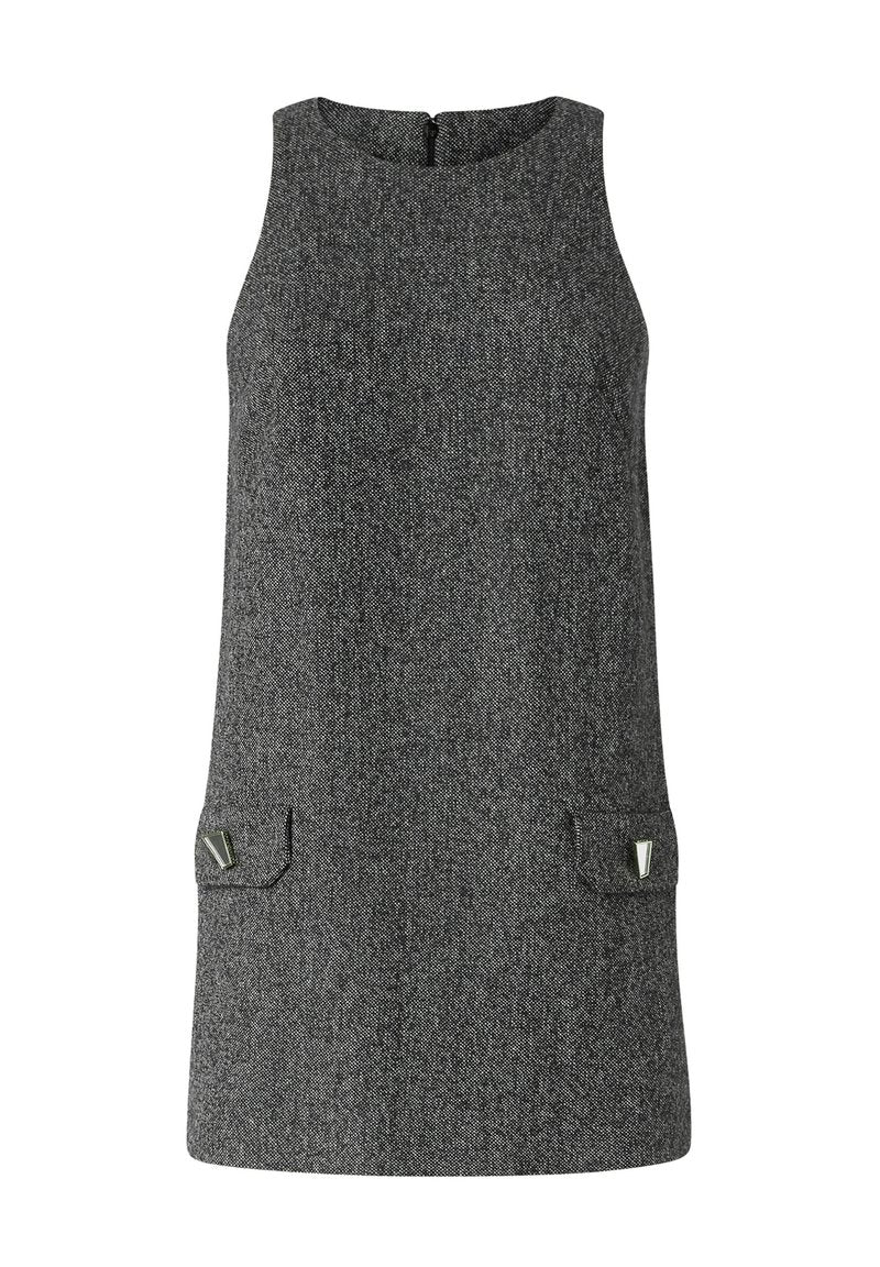 Graues ärmelloses Kleid mit strukturiertem Gewebe, ausgestattet mit zwei Vordertaschen und dreieckigen Metallakzenten an den Taschenklappen. Reißverschluss auf der Rückseite.