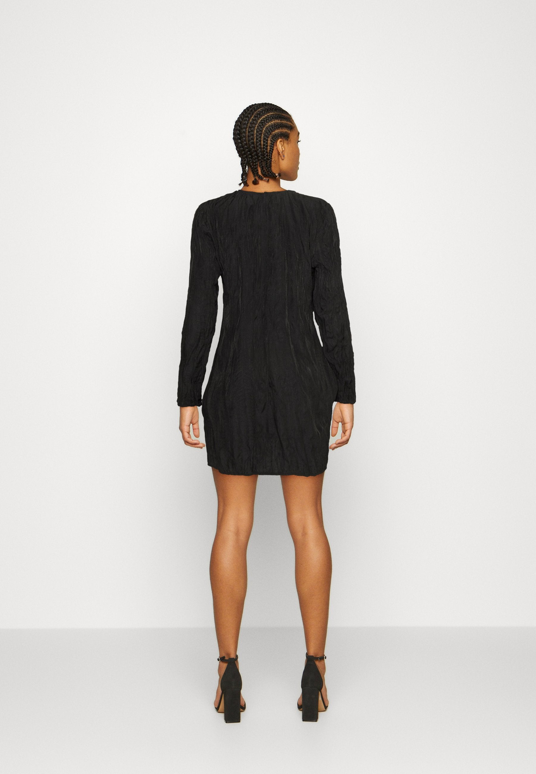 NA-KD HOLE DETAILS MINI DRESS