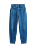 Blaue Denim-Jeans mit geradem Bein, fünf Taschen, einem Knopf- und Reißverschluss sowie einer leichten Ausbleichung für eine Texturvariation.