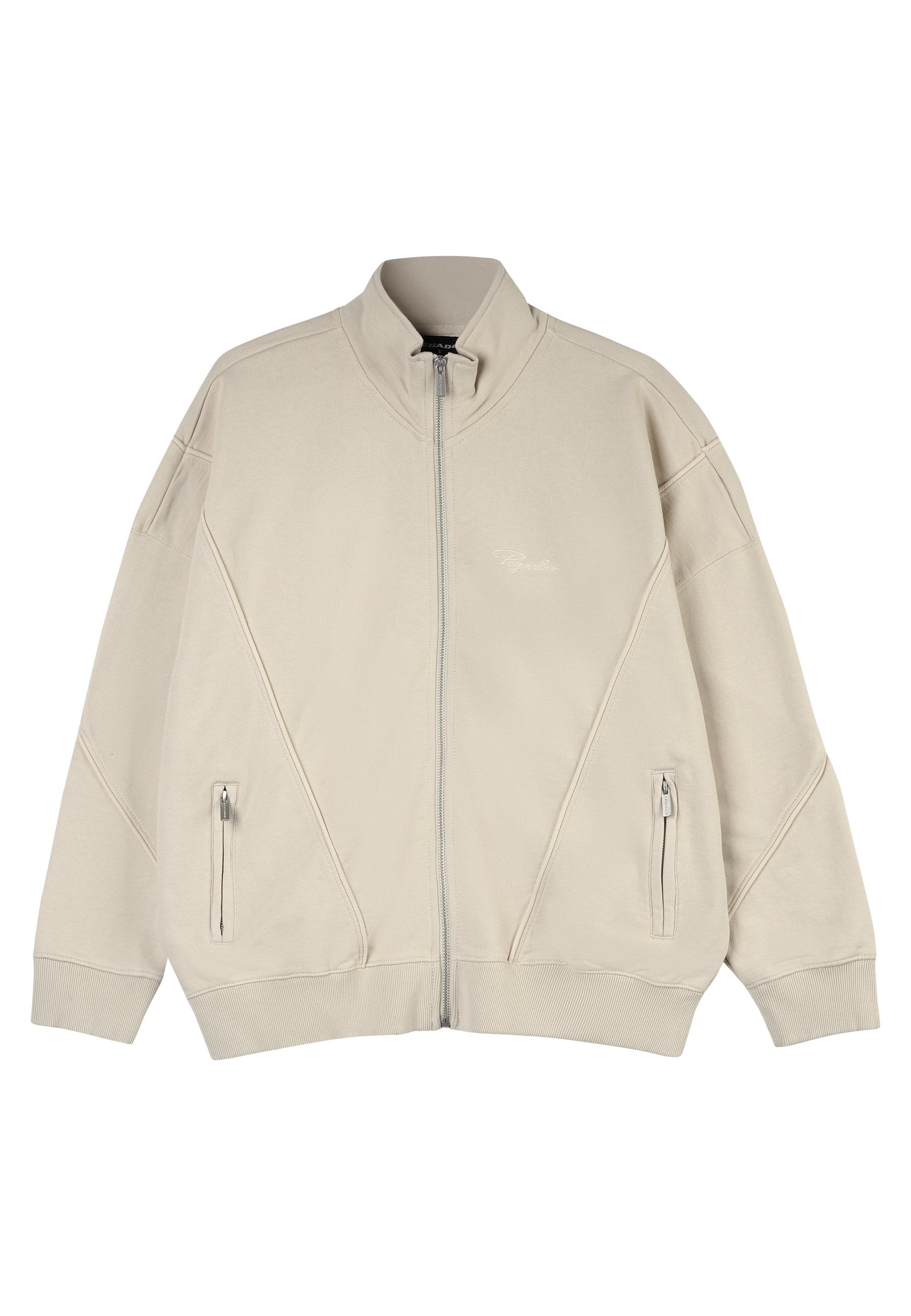 Beige Zip-Jacke mit hohem Kragen, zwei seitlichen Taschen, strukturiertem Stoff und diagonalem Nähdesign auf der Vorderseite.