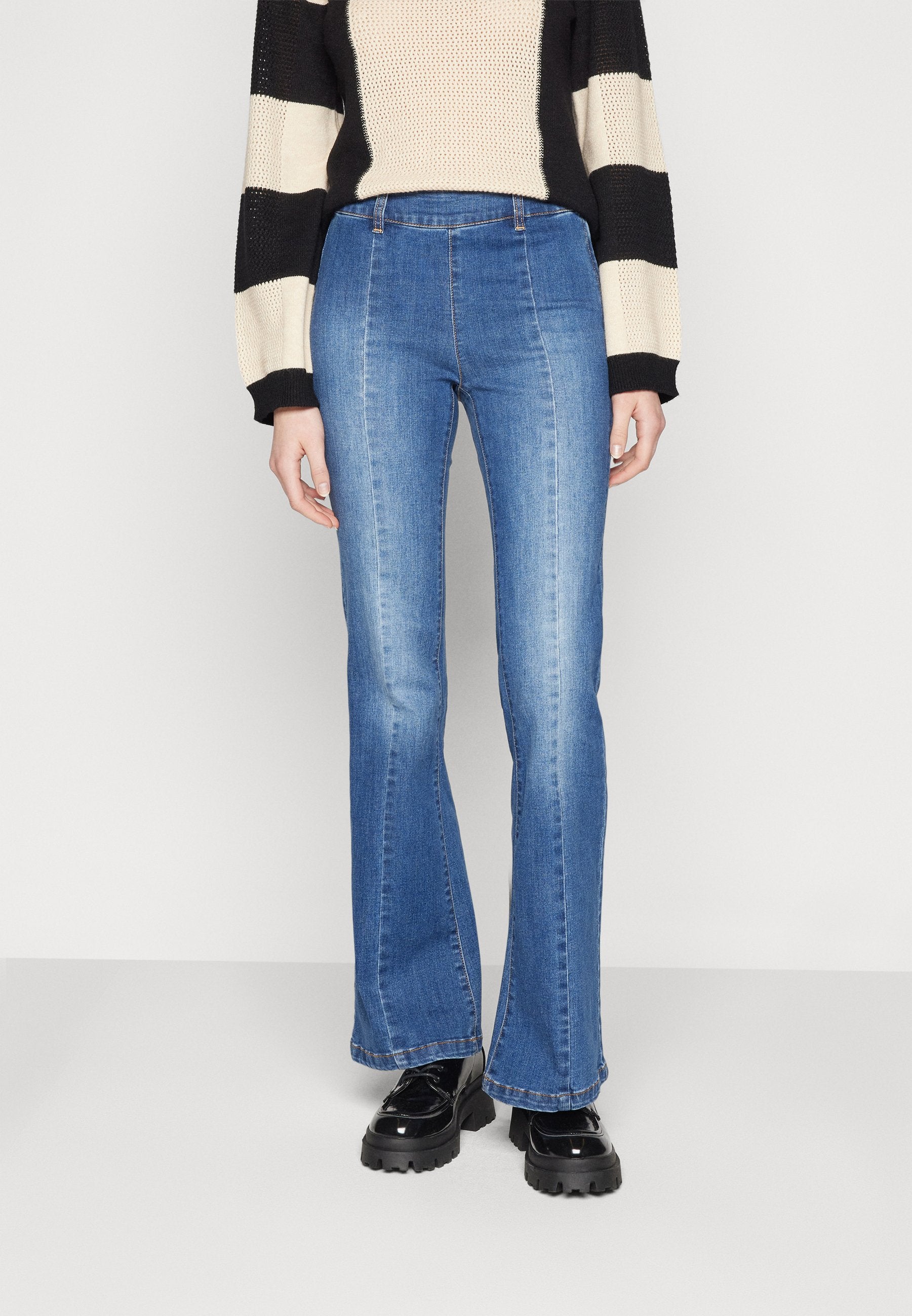 ONLWAUW MID FLARED ZIP CUT  Media 3