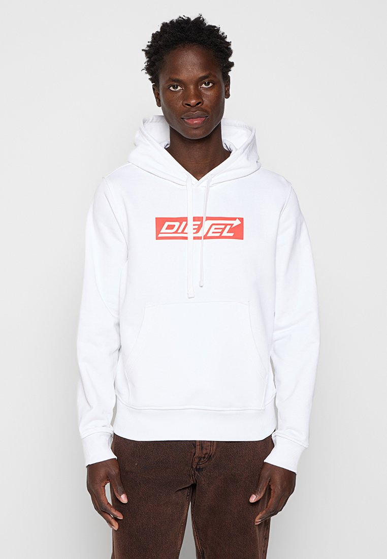 Weißer Hoodie mit großem roten "DIESEL"-Logo und Pfeildesign. Verfügt über eine Kängurutasche und eine Kapuze mit Kordelzug. Hergestellt aus weichem Stoff.