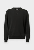 Schwarzer Pullover aus weichem Stoff, mit Rundhalsausschnitt, gerippten Bündchen und einem kleinen Logo in der Mitte. Lässiger, entspannter Schnitt.