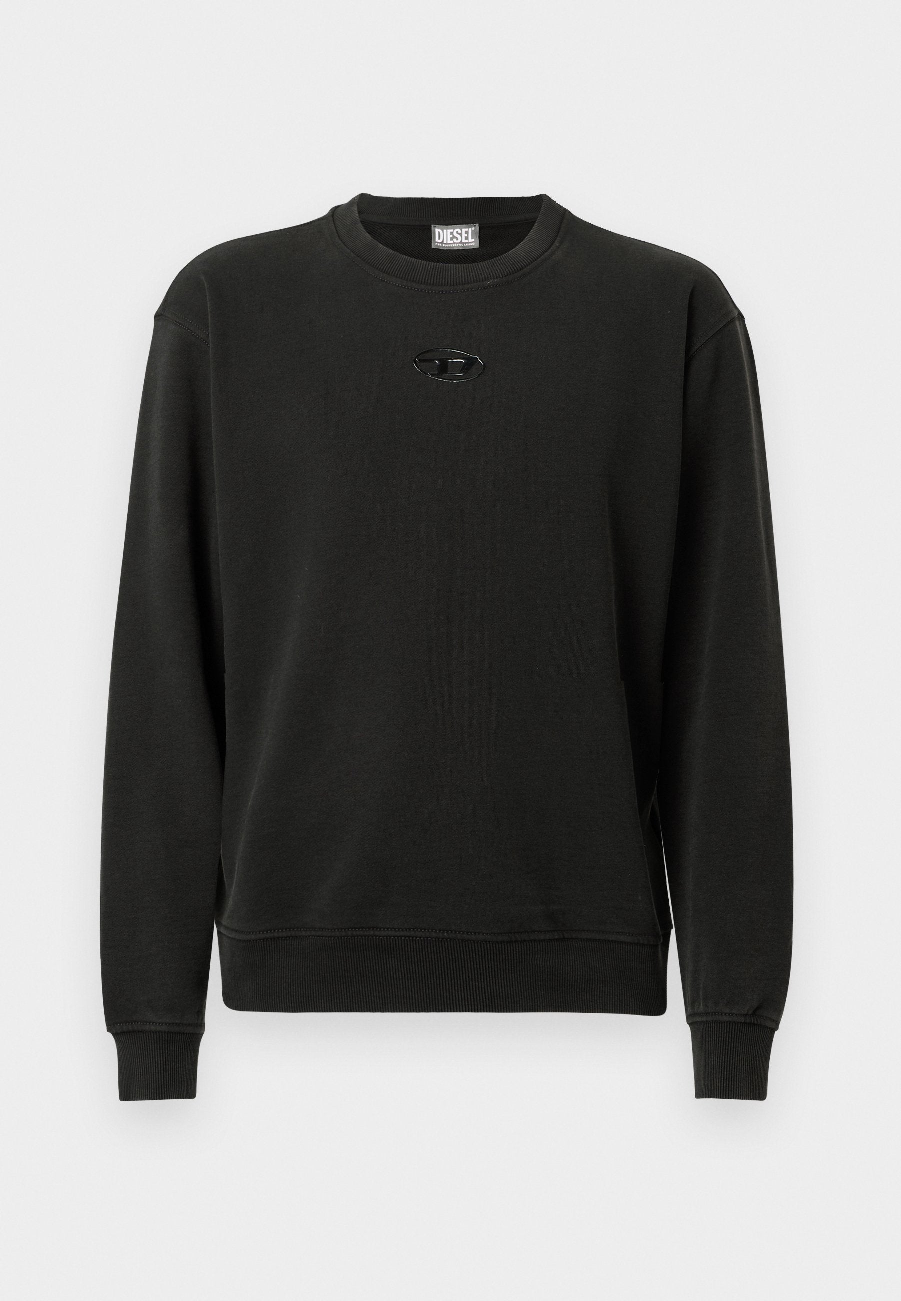 Schwarzer Pullover aus weichem Stoff, mit Rundhalsausschnitt, gerippten Bündchen und einem kleinen Logo in der Mitte. Lässiger, entspannter Schnitt.