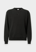 Schwarzer Pullover aus weichem Stoff, mit Rundhalsausschnitt, gerippten Bündchen und einem kleinen Logo in der Mitte. Lässiger, entspannter Schnitt.