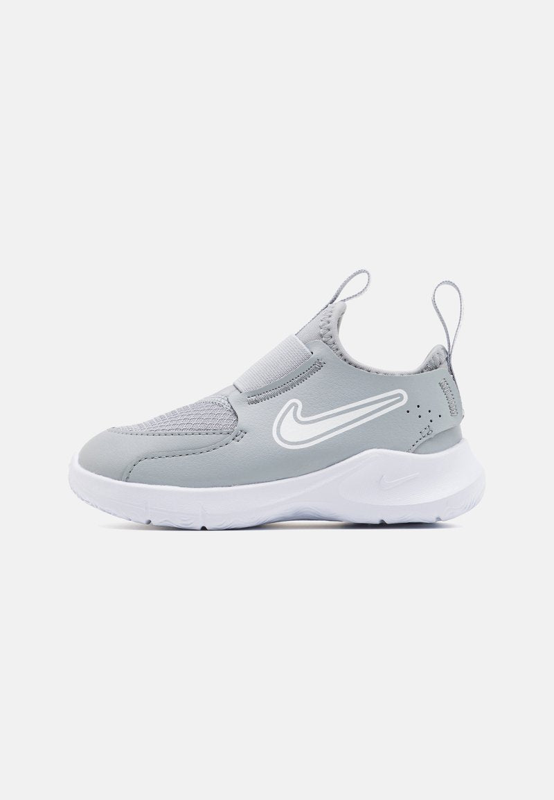 Graue Slipper-Sneaker aus Netz- und Ledermaterialien, mit weißer Gummisohle, auffälligem weißen Nike-Logo und Zuglaschen an der Ferse.